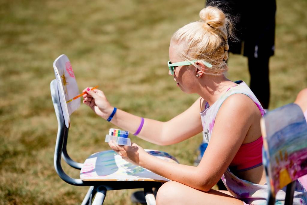 At the Student Org Fair, freshmen helped decorate chairs for the new Spectra office. (Photo Laura Marsh)